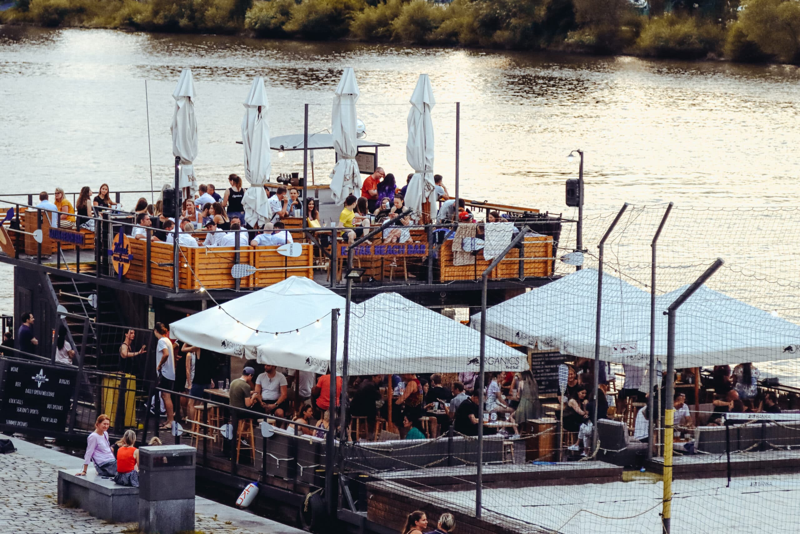 Atmosféra DaKl Networking · Kayak Beach Bar